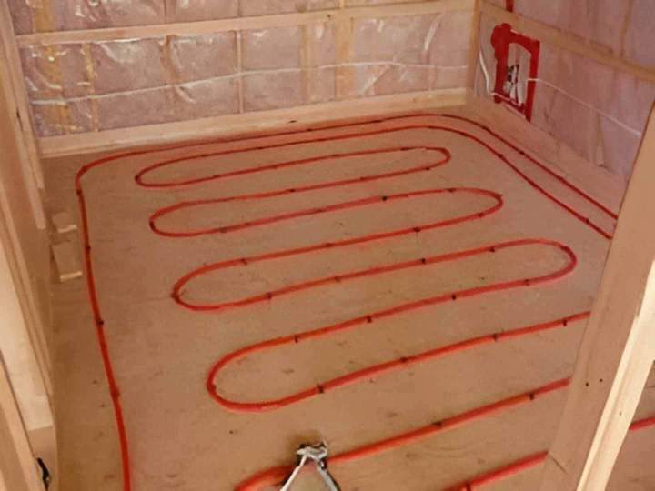 Installation de plancher radiant à Granby